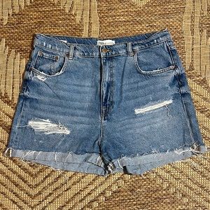 ZARA Ripped Shorts : The 90s Bermuda